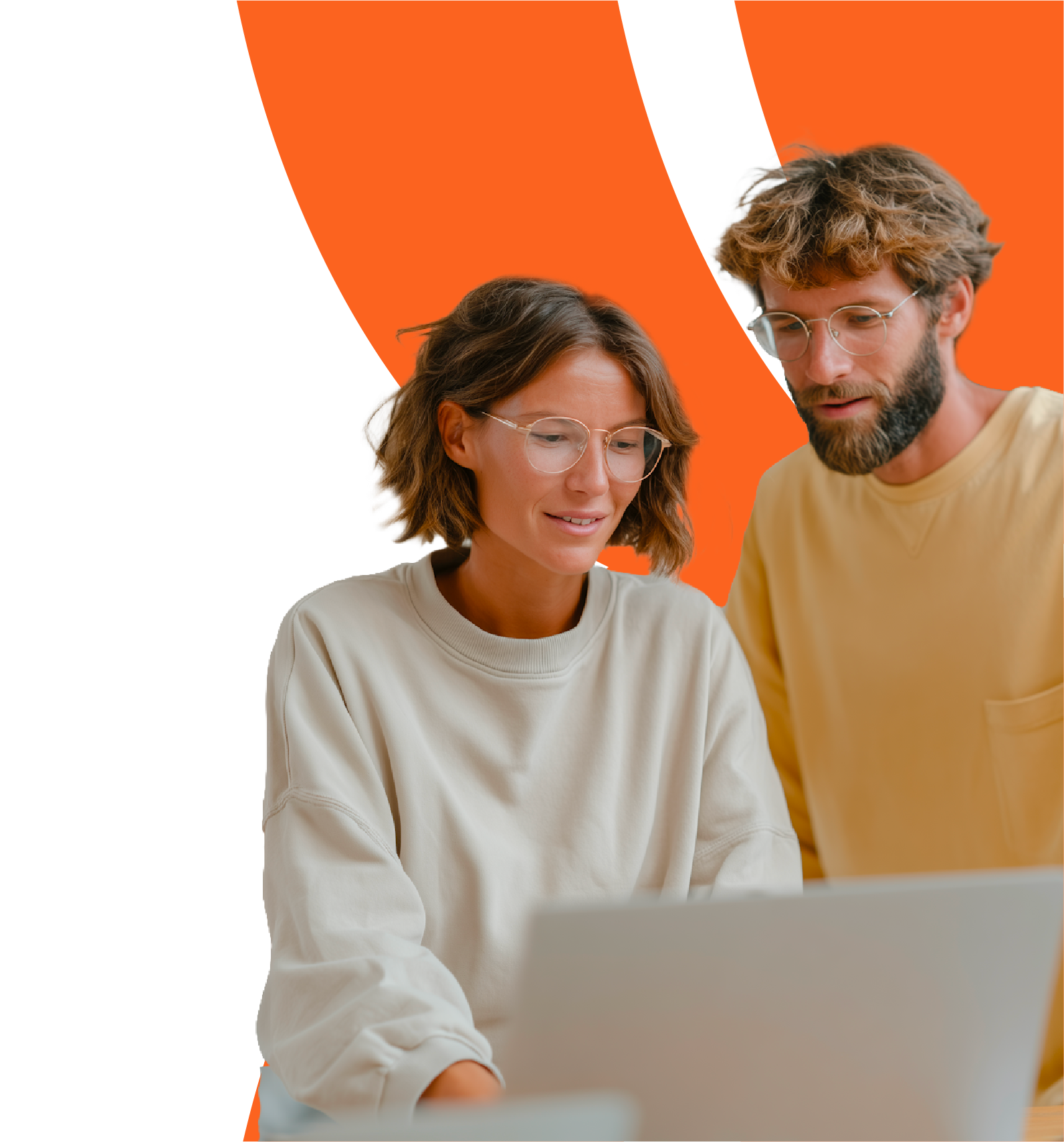 Deux collaborateurs devant la plateforme EKKO